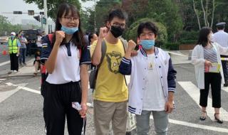 老师穿旗袍为考生打气 老师穿旗袍为考生打气